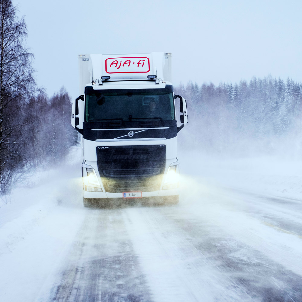 The Volvo FH with I_save on a snowy road