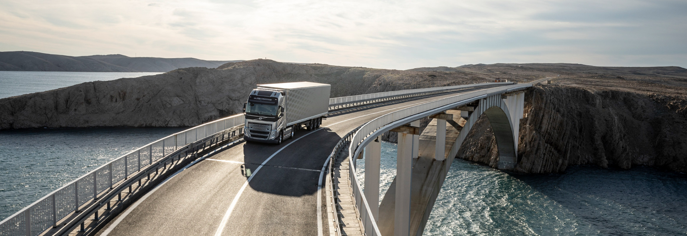 Volvo Truck 2023. Вольво фура много. Автопарк грузовых автомобилей. Фура фон.
